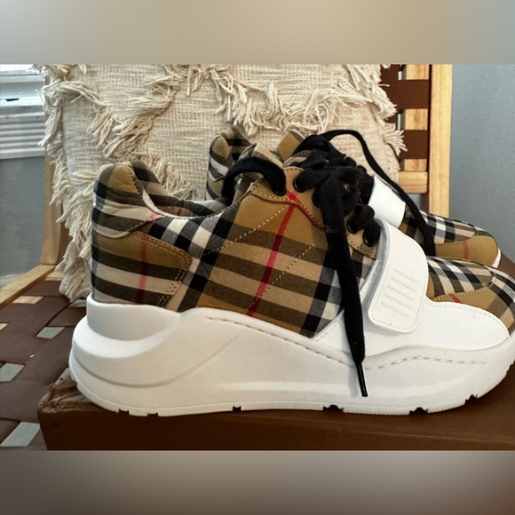 Burberry sneakers - Picture 2 of 4